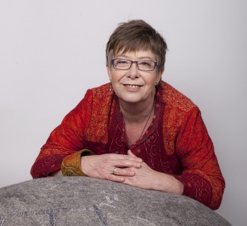 Oberfl&auml;chenstrukturen in Nuno und kunstvolle Stickerei Beispiel 5