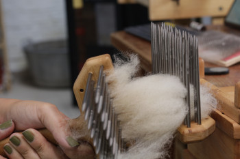 "Kammgarn vs. Streichgarn" K&auml;mmen, Kardieren, Spinnen im kurzen Auszug, Spinnen im langen Auszug Beispiel 6