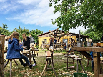 Kreativfreizeit auf Hof Balm - Sitzkissen und transparente Filze - ungek&auml;mmt/ungewaschen Filzen mit Rohwolle  Beispiel 4