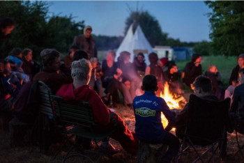 Kreativfreizeit auf Hof Balm - Sitzkissen und transparente Filze - ungek&auml;mmt/ungewaschen Filzen mit Rohwolle  Beispiel 6