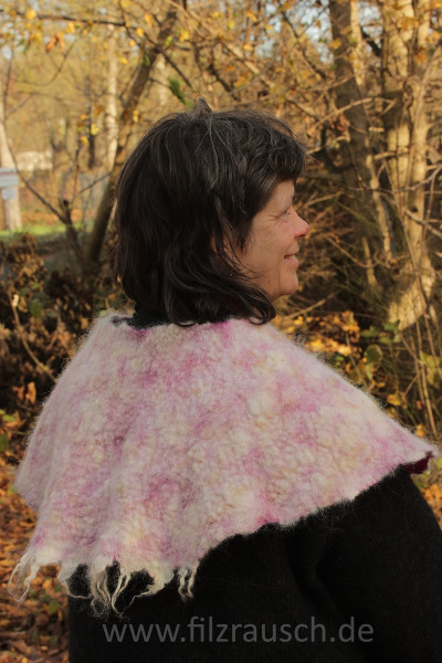 Rohwolle filzen - Kr&auml;gen, Umh&auml;nge, H&uuml;te, Hauben,... Beispiel 3